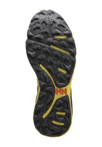 Černá gumová podrážka s texturovaným gripem, s žlutými akcenty a červeným logem. Konturovaný design pro trakci a odolnost.