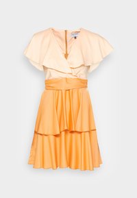 Persikofärgad och orange satindress i kort modell med lager på lager kjol, bred midja, kapeliknande ärmar och V-ringning med synlig dragkedja bak.
