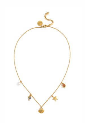 Collar de cadena de oro con cinco colgantes con temática marina que incluyen una perla, un caballito de mar, una concha de vieira, una estrella de mar y un trozo de coral rojo.