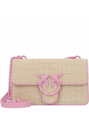 Kudottu olkainen olkalaukku, jossa on vaaleanpunaiset nahkakoristeet. Laukussa on kahden linnun solkilukko ja punottu kantohihna.