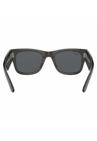 Occhiali da sole grigi con lenti scure e montatura rettangolare. Le aste sono di un nero solido con accenti trasparenti vicino alle cerniere.