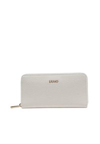 Portefeuille en cuir blanc texturé avec un logo de marque doré, fermeture éclair et forme rectangulaire. Design simple avec des détails minimalistes.