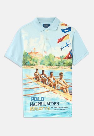 Svetlomodrá polo košeľa s potlačou v retro štýle znázorňujúcou veslársky tím, farebné signalizačné vlajky a nápis "Polo Ralph Lauren Regatta Race of Champions Sept 08-67."
