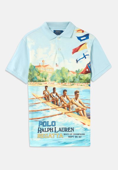 Ανοιχτό μπλε πόλο μπλουζάκι με τύπωμα vintage στυλ από ομάδα κωπηλασίας, πολύχρωμες σήματα σημαίες και κείμενο "Polo Ralph Lauren Regatta Race of Champions Sept 08-67."