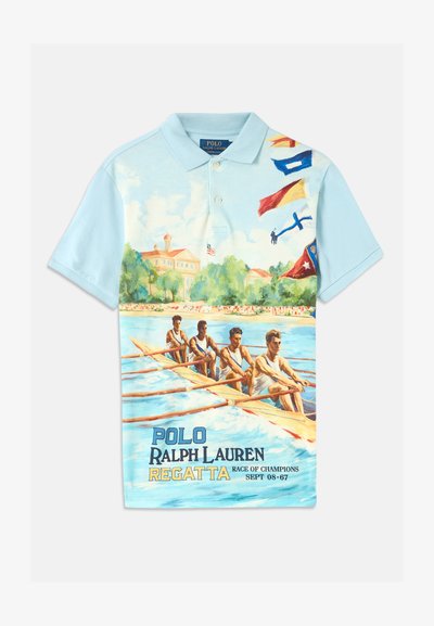 Ανοιχτό μπλε πόλο μπλουζάκι με τύπωμα vintage στυλ από ομάδα κωπηλασίας, πολύχρωμες σήματα σημαίες και κείμενο "Polo Ralph Lauren Regatta Race of Champions Sept 08-67."