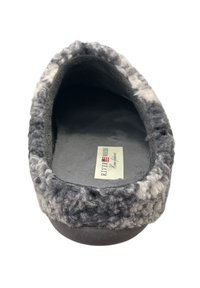 Grijze en witte slof met een pluche, textuurstof bovenkant, afgeronde neus en een zwarte rubberen zool. Van binnen heeft hij een gladde grijze oppervlakte.