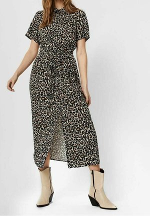 Leopardenmuster-Midi-Kleid mit kurzen Ärmeln, elastischem Bund und seitlichem Schlitz, kombiniert mit beigen Cowboy-Stiefeln mit spitzer Zehenform.