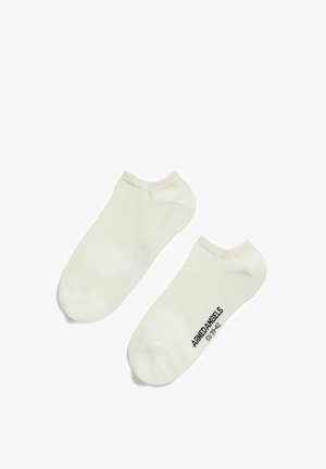 Paar weiße, niedrig geschnittene Knöchelsocken, eine mit schwarzer Aufschrift "ARMEDANGELS EU 39-42" auf der Sohle.