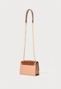 Lederhandtasche mit einem braunen Körper und kontrastierendem braunen Krokodilstruktur-Deckel, mit einer goldenen Kettenriemen und glatten Kanten.