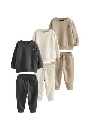 Set aus vier Sweatshirt- und Jogger-Outfits, aus weichem Baumwollstoff, in den Farben: dunkelgrau, beige, crème und hellbraun. Inklusive gerippter Bündchen.