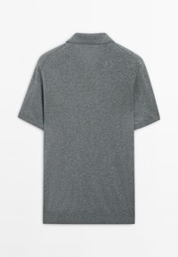 Polo grigio con colletto, maniche corte, texture liscia e design semplice e uniforme. Nessun logo o motivo visibile.