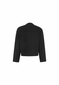 Jachetă neagră, scurtă, dintr-un material neted, cu mâneci lungi, o cusătură pe spate și un design minimalist, fără hardware vizibil.