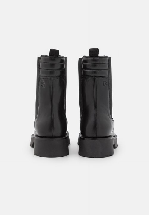 Scopri UGG Classic Ultra Mini Stivaletto Pelo Donna Chestnut 1116109 Che Ai25