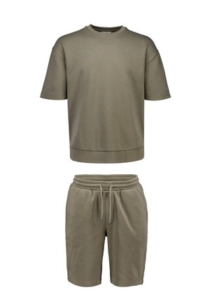 Luźna zielona oliwkowa koszulka z krótkim rękawem i okrągłym dekoltem oraz dopasowane szorty ze sznurkiem, oba wykonane z miękkiego materiału do codziennego użytku.