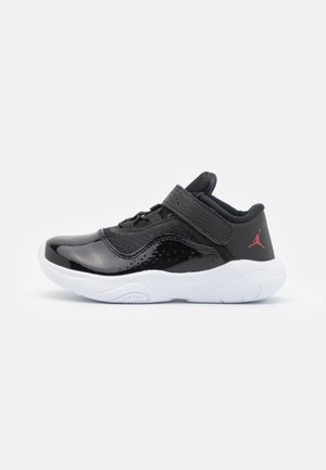 11 CMFT LOW UNISEX - Basketbalschoenen - black/white/gym red