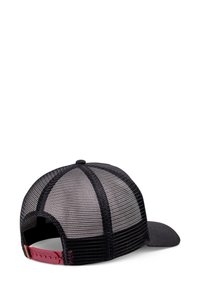 Fekete hálós trucker sapka, szilárd fekete elülső panellel és ívelt fényével, piros állítható snapback pánttal a hátsó részen, fehér háttér előtt bemutatva.