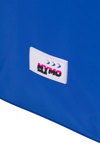 Blå nylon taske med et hvidt syet mærke med "MYMO" i sort og pink samt tre forskudte pile i hvid. Glat tekstur, rektangulær form.