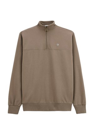 Pull en marron à manches longues avec demi-zip, poignets et ourlet côtelés, et un petit logo circulaire sur la poitrine gauche.