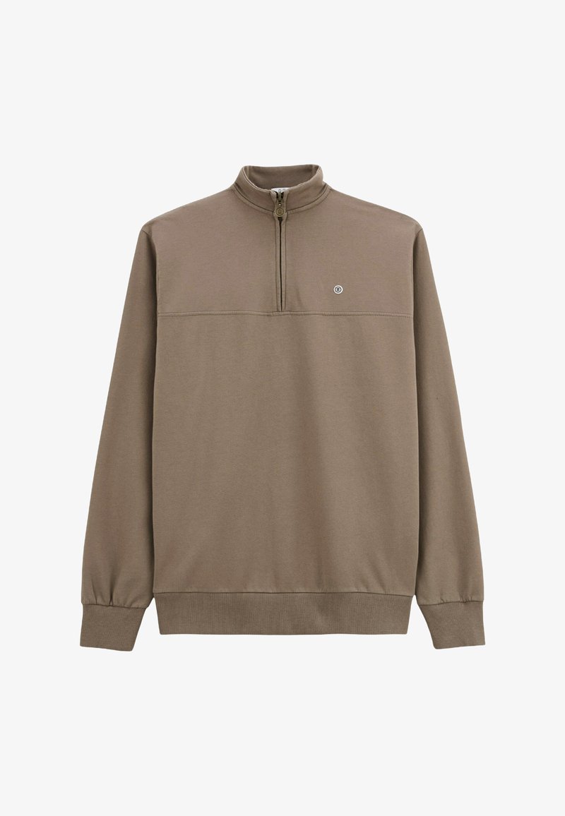 Pull en marron à manches longues avec demi-zip, poignets et ourlet côtelés, et un petit logo circulaire sur la poitrine gauche.