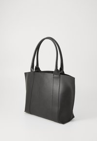 Sac fourre-tout en cuir noir avec deux poignées robustes, offrant un design épuré, une texture lisse et des détails de couture subtils. Idéal pour un usage quotidien.