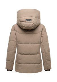 Beige pufferjack met hoge kraag en capuchon, voorzien van horizontale stiksels, ritssluiting en merklabel op de achterkant.