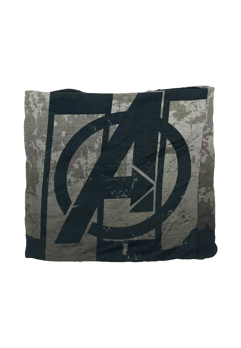 Plaid en coton noir et gris présentant un design à logo Avengers usé, avec des éléments géométriques et un fond texturé.