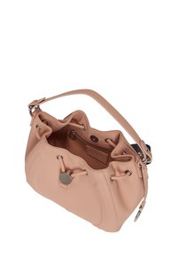 Geantă tip bucket din material sintetic moale de culoare roz pal, cu un vârf cu șnur, accente de hardware argintiu și o curea de umăr scurtă. Buzunar interior vizibil.