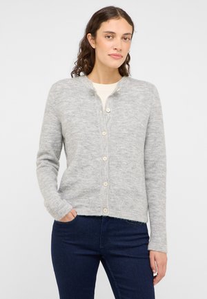 Hellgraue Strickjacke mit rundem Ausschnitt, Knopfleiste vorne und gerippten Bündchen. Kombiniert mit dunklen Jeans. Weiche Textur.