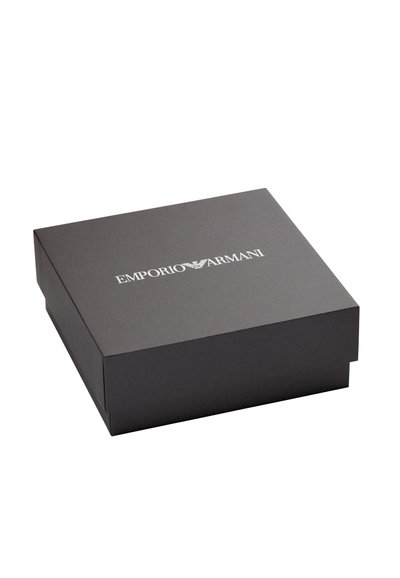 Svart rektangulär presentask med matt yta. Har den vita "EMPORIO ARMANI"-logotypen centrerad på locket.