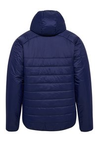 Marinblå vadderad jacka med huva, med quiltade sektioner och en mjuk yta. Designad för värme och komfort.