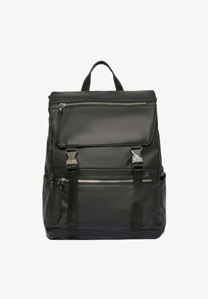 Sac à dos noir avec une finition synthétique lisse, comprenant deux poches avant zippées, des bretelles ajustables et une poignée supérieure. Orné de ferrures argentées.