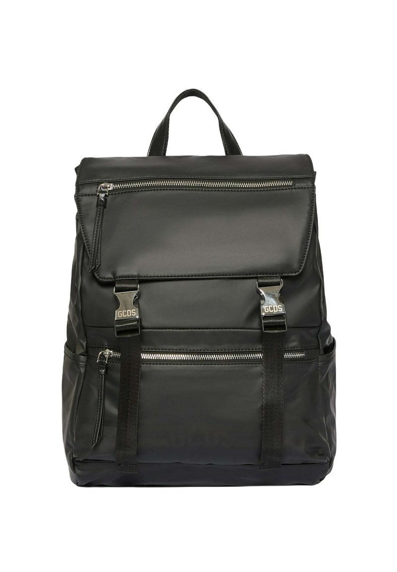 Sac à dos noir avec une finition synthétique lisse, comprenant deux poches avant zippées, des bretelles ajustables et une poignée supérieure. Orné de ferrures argentées.