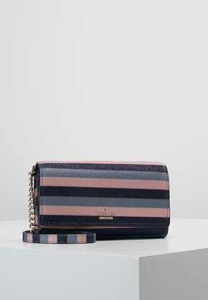 Petit sac pochette rectangulaire avec des rayures horizontales bleu marine, grises et roses pailletées et une chaîne en bandoulière pour le poignet sur une surface blanche.