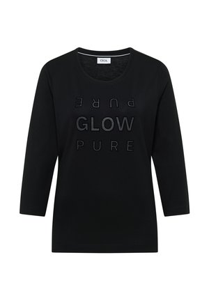 Camiseta negra de manga larga con cuello redondo. Presenta texto en relieve y de tono uniforme: "GLOW", "PURE" y "PURE" en alineación vertical secuencial.