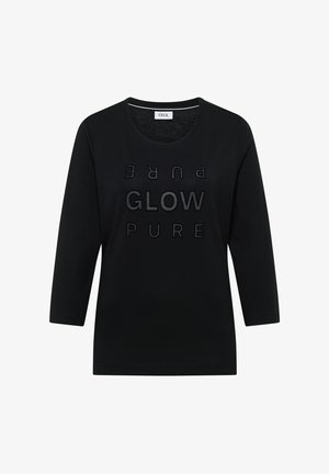 Czarna longsleeve z długim rękawem i okrągłym dekoltem. Posiada wypukły, tonalny nadruk: "GLOW", "PURE" oraz "PURE" w sekwencyjnym pionowym układzie.