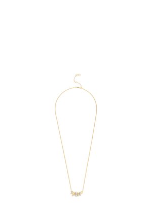 Collier délicat en chaîne d'or avec petits charms en métal mélangé et pierres précieuses répartis de manière uniforme au centre.