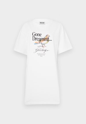 T-shirt in cotone bianco con un'illustrazione di un uccello colorato, il testo "Gone Dreaming..." e dettagli in stile scritto a mano. Maniche corte, vestibilità rilassata.