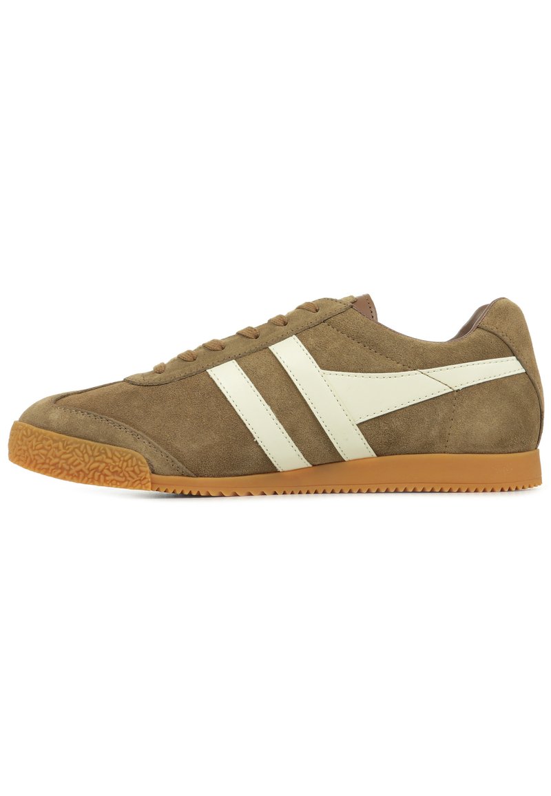 Sneaker in suede marrone con due strisce diagonali bianche, suola in gomma testurizzata, punta arrotondata e design con lacci.