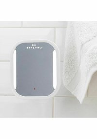 StylPro väggmonterad spegel med grå reflekterande yta, vitt cirkulärt ramverk, integrerade LED-lampor och en liten logotyp upptill.