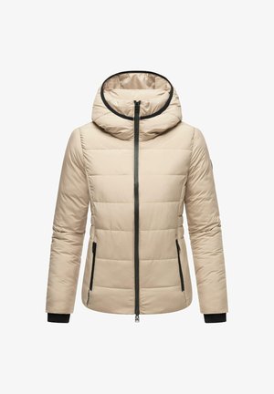 Chaqueta acolchada beige con capucha, cremallera frontal, bolsillos con cremallera negra y ribetes negros alrededor de la capucha y los puños de las mangas.