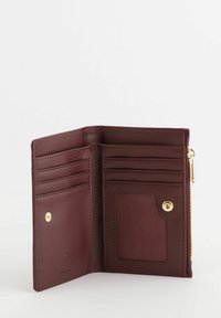 Cartera de cuero burdeos con múltiples compartimentos para tarjetas, una ventana transparente para el DNI y un cierre de botón dorado. El interior presenta una textura suave y un diseño minimalista.