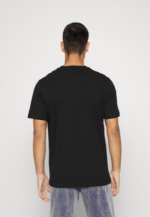 Zwart t-shirt met korte mouwen en een ronde hals, gemaakt van katoen, gladde textuur, nauwsluitend ontwerp, gezien vanuit de achterkant.