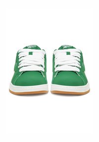 Zielone sneakersy z białymi sznurówkami i marką Reebok. Gładki materiał syntetyczny, płaska gumowa podeszwa oraz kontrastujące, białe przeszycia.