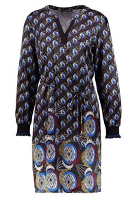 Robe noires à motifs avec un col en V, des manches longues avec des poignets ajustés et une taille à cordon de serrage. Le tissu présente des motifs circulaires colorés et complexes.