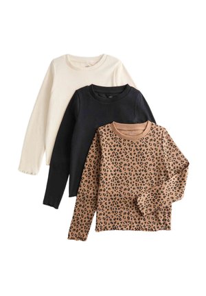 Tre maglie a manica lunga a coste in beige, nero e marrone chiaro con stampa leopardata nera, sistemate impilate su sfondo bianco.