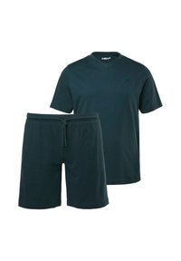 Camiseta de hombre de color verde azulado oscuro de manga corta con cuello en V y logo, acompañada de pantalones cortos con cordón a juego. Tejido suave, diseño casual y ajuste cómodo.