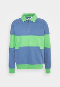 Pull à manches longues avec rayures horizontales bleues et vertes, col demi-fermeture éclair et poche kangourou à l’avant.
