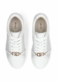 Baskets blanches avec côtés perforés, lacets plats et boucle décorative dorée. Matière en cuir souple et texture lisse.