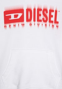 Hoodie blanc avec un logo « DIESEL » dégradé rouge et le texte « DENIM DIVISION », poche kangourou à l'avant, et en coton doux.