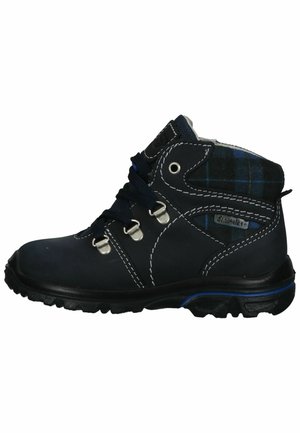 Bota de senderismo azul oscuro con un upper de cuero texturizado, herrajes plateados, costuras blancas contrastantes y un cuello de tejido de cuadros.